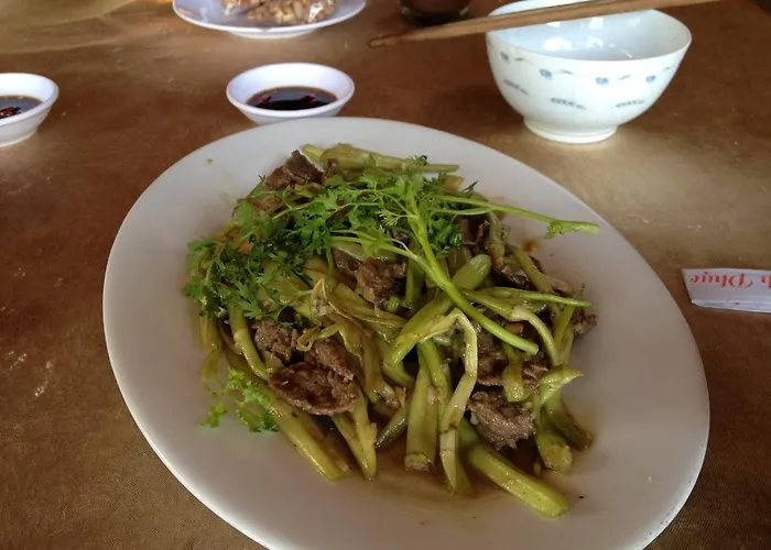 Yumi Sushi-steaks & Friends מלון 3*