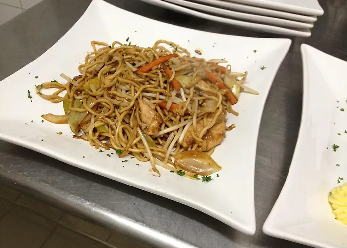 מלון Yumi Sushi-steaks & Friends 3*